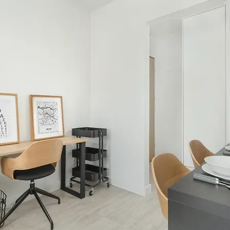 Апартаменты Cozy In Near Old Town By Renters Вроцлав